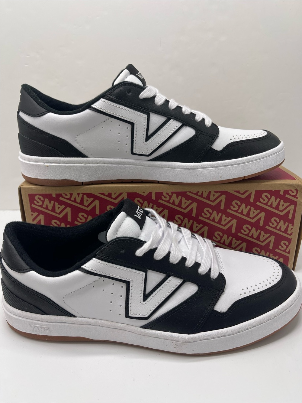 Vans Men’s Lowland 2.0 2-Tone Black/White
VN000D6RBA2 Sneakers Low-Top Skate